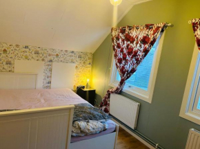 Cozy Room in a Villa with private bathroom and Shared Kitchen - 11min walking from Huddinge Station, Stockholm